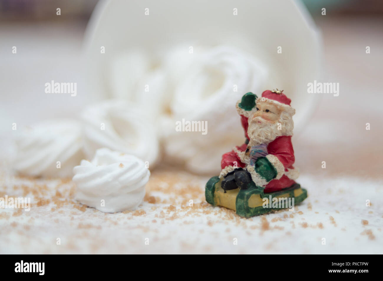 Weihnachten Innenraum mit ein wenig Santa Claus Figürchen und Baiser Ringe Stockfoto