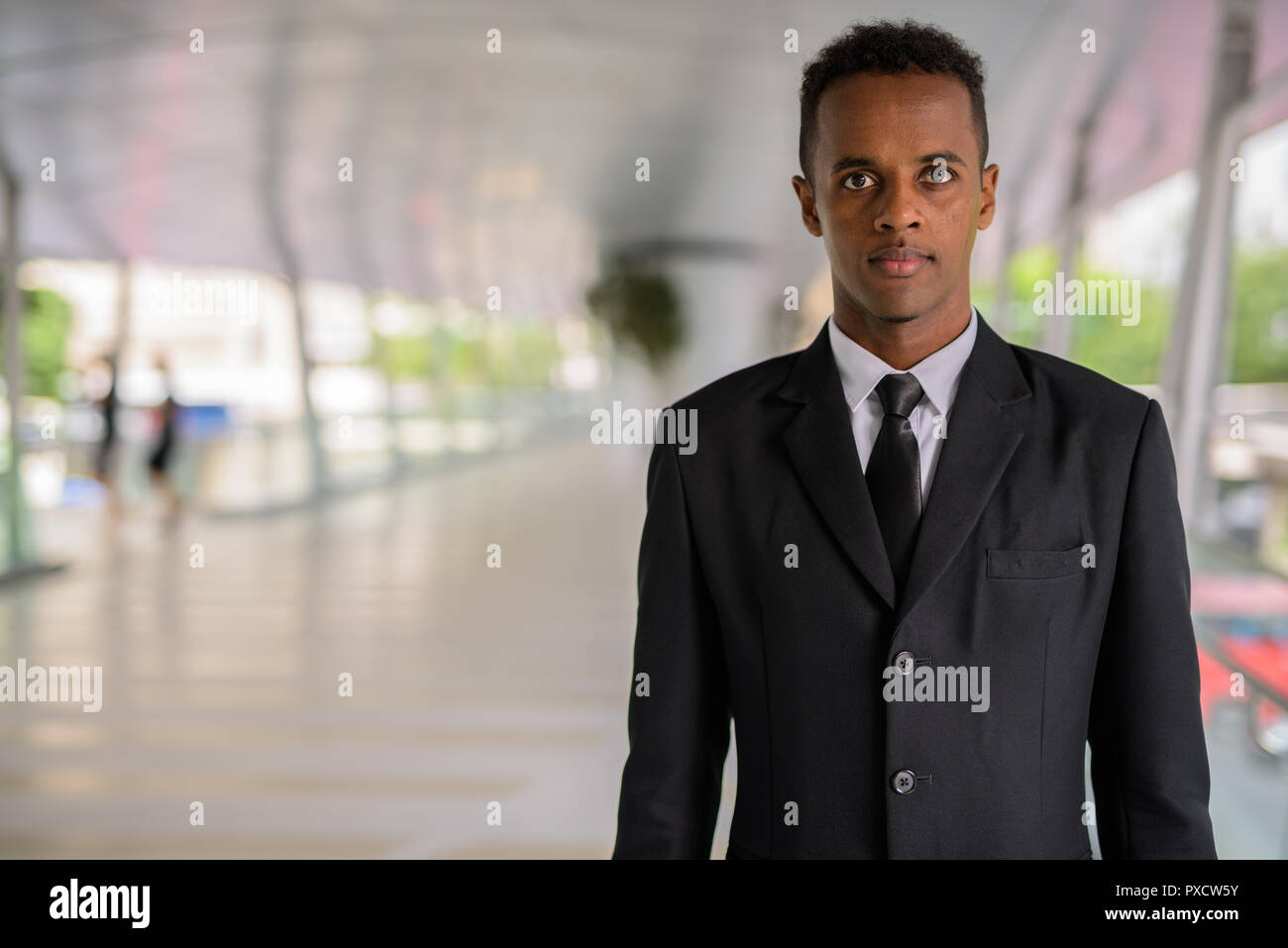 Portrait von erfolgreichen jungen afrikanischen Geschäftsmann im Freien Stockfoto