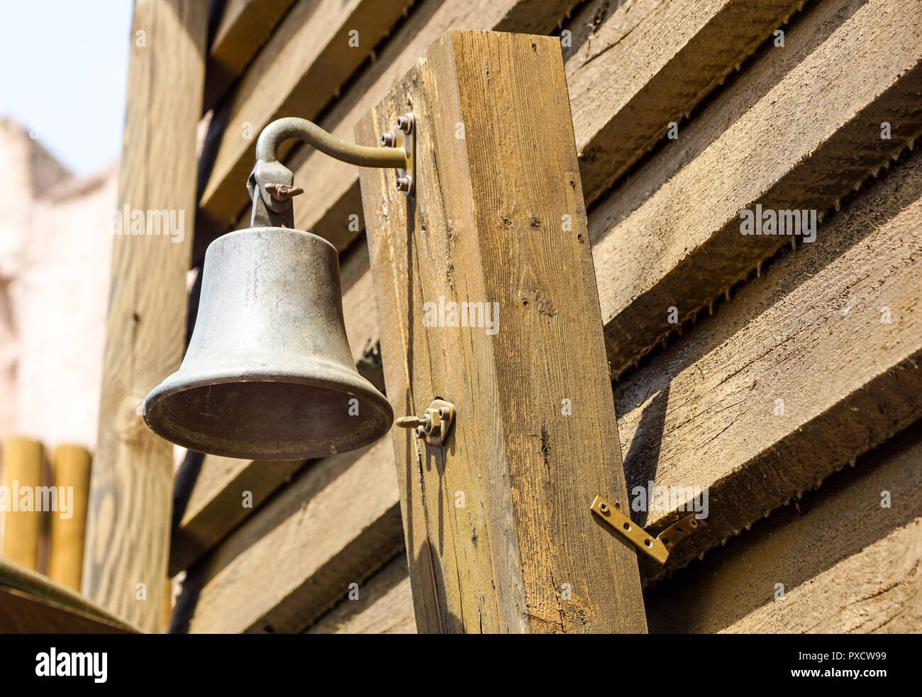 Nahaufnahme einer goldenen Glocke im Bahnhof. Traditionelle Ton Signalisierung auf der Plattform am Bahnhof Stockfoto