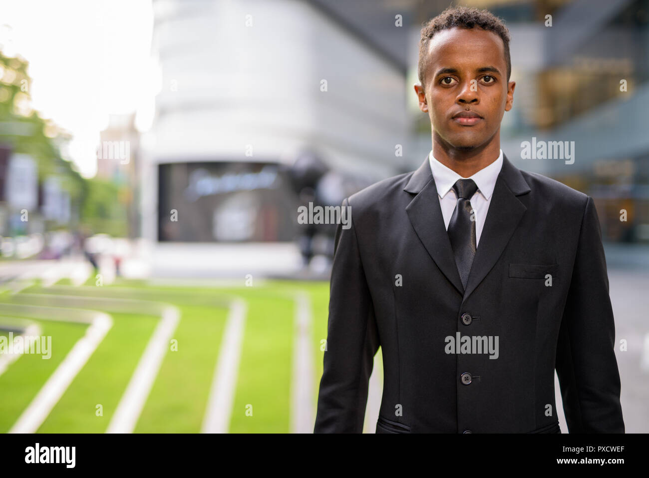 Portrait von erfolgreichen jungen afrikanischen Geschäftsmann im Freien Stockfoto