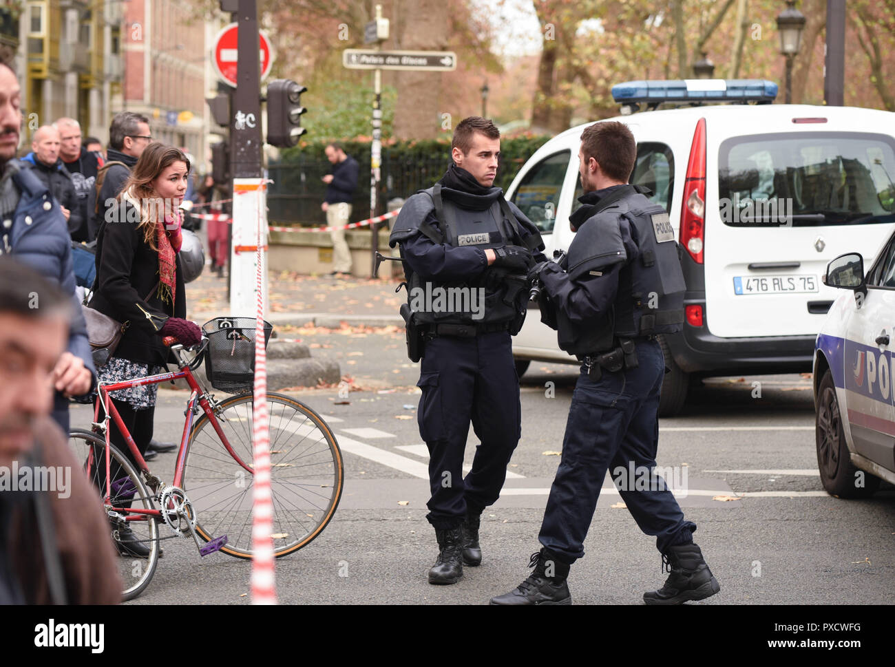 November 14, 2015 - Paris, Frankreich: Polizeiliche Ermittler ausserhalb der Casa Nostra Restaurant, wo mehrere Menschen, die während der Pariser Terroranschläge getötet wurden. De policiers enquetent Pres du Restaurant Casa Nostra, l'un des lieux attaques par les terroristes jihadistes qui ont Massaker 130 personnes et Paris Saint-Denis. Foto hebeln Le lendemain de l'Sprengstoffanschlag. *** Frankreich/KEINE VERKÄUFE IN DEN FRANZÖSISCHEN MEDIEN *** Stockfoto