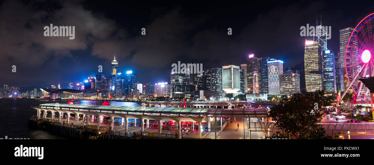 Hongkong - August 8, 2018: die Insel Hong Kong Downtown zentralen Hafen und Innenstadt von modernen Stadtbild bei Nacht Stockfoto