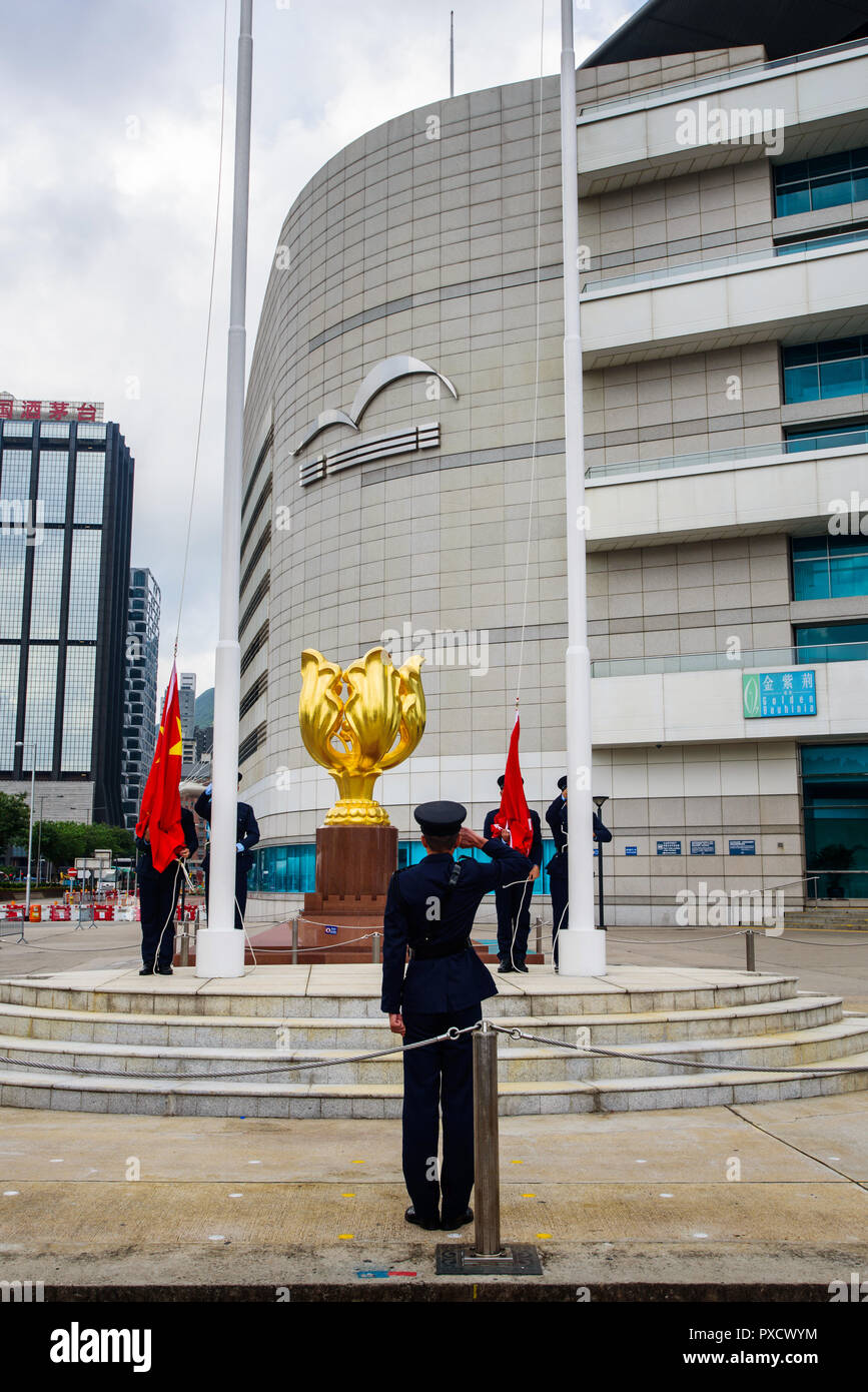 Hongkong - August 9, 2018: Soldaten, die China und Hong Kong Flagge steigende Zeremonie am Golden Bauhinia Square Stockfoto