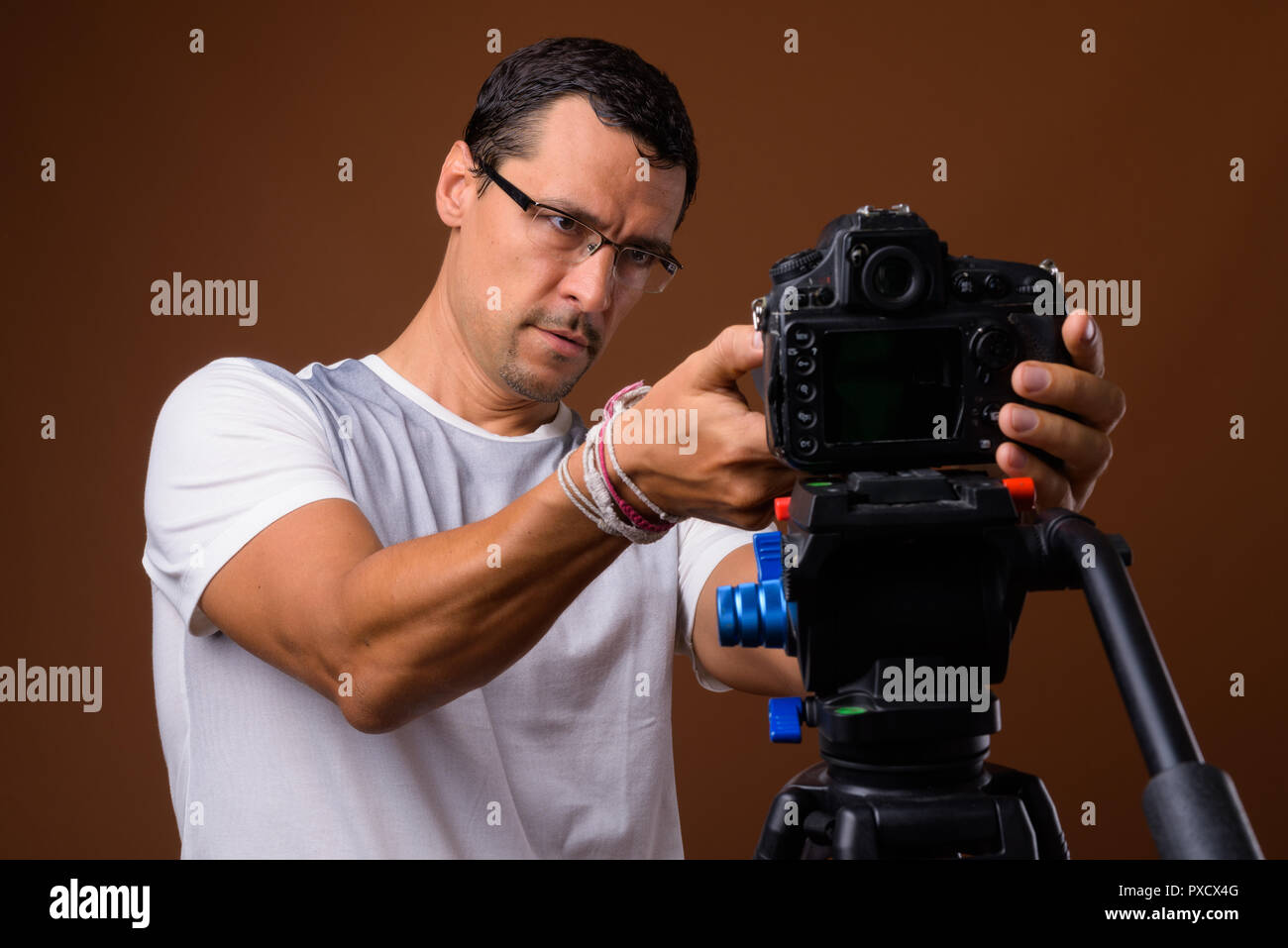 Porträt des Fotografen Mann, Kamera auf Stativ Stockfoto