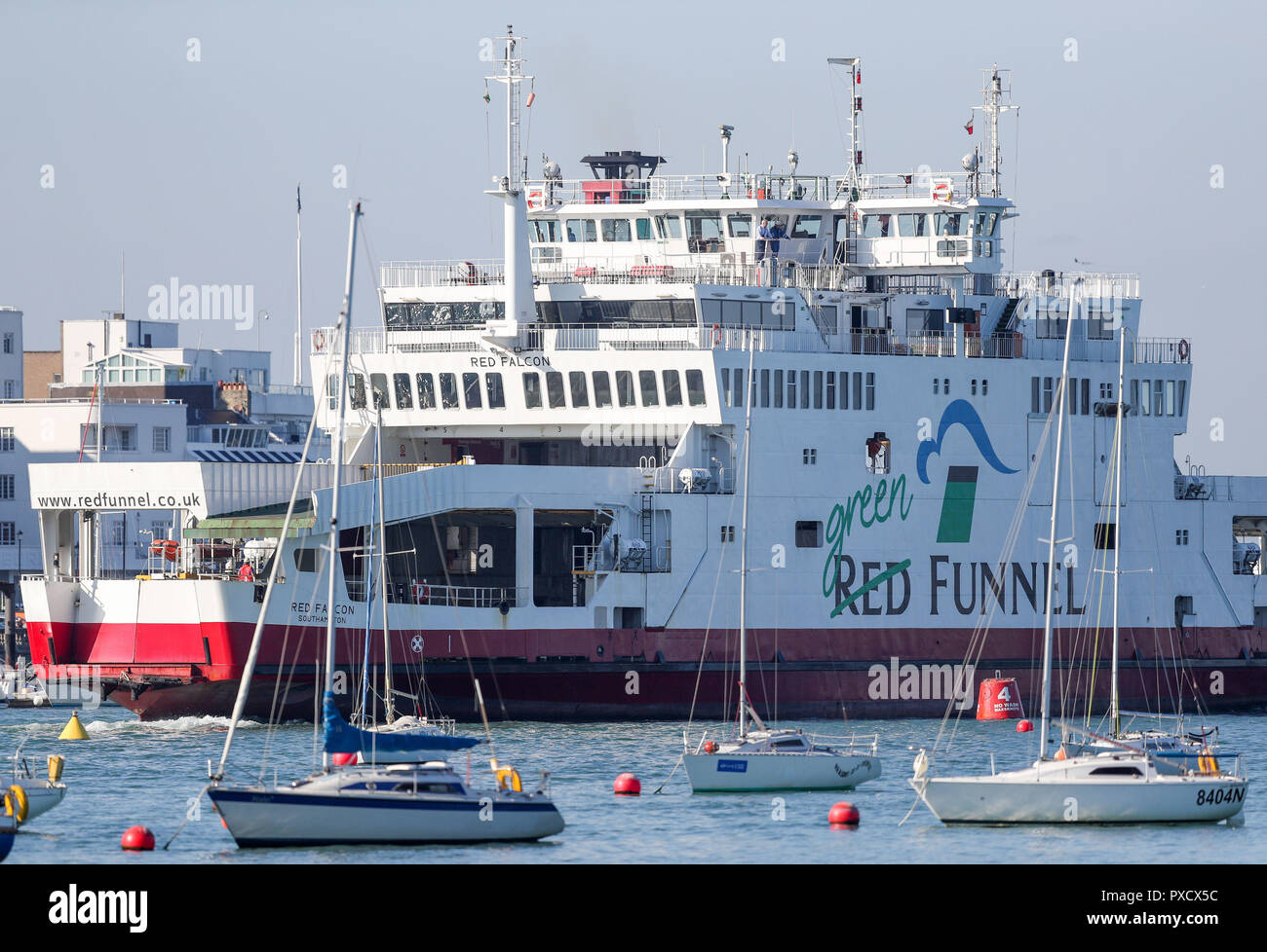 Die Red Funnel Autofähre, Rote Falken, die früher mit mehreren kleinen Boote wegen schlechten Wetters kollidierte, Blätter East Cowes auf der Isle of Wight für Southampton gebunden. Stockfoto