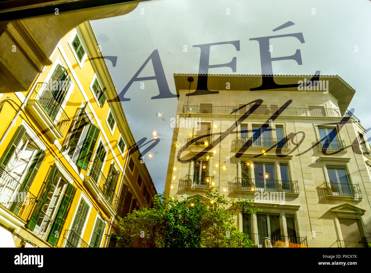 Palma de Mallorca, Cafe Gran Hotel, Reflexion von Häusern im Fenster Cafe, Spanien Stockfoto