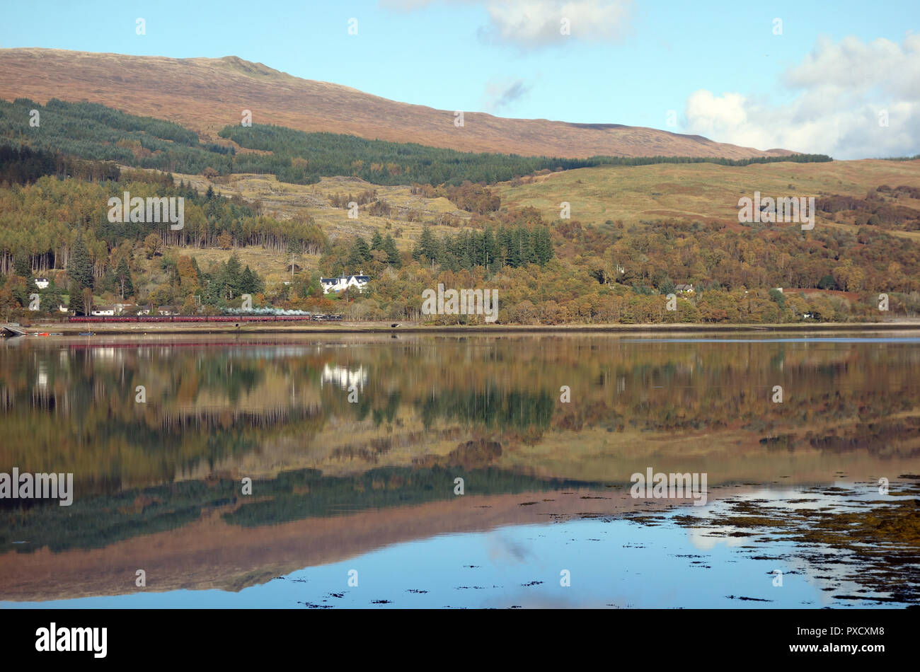 Rauch, spiegelt sich in Loch Eil aus der (jacobite Herr der Inseln) Dampflok auf dem Weg zur schottischen Berge Corbett Stob Coire ein 'Chearcaill Stockfoto