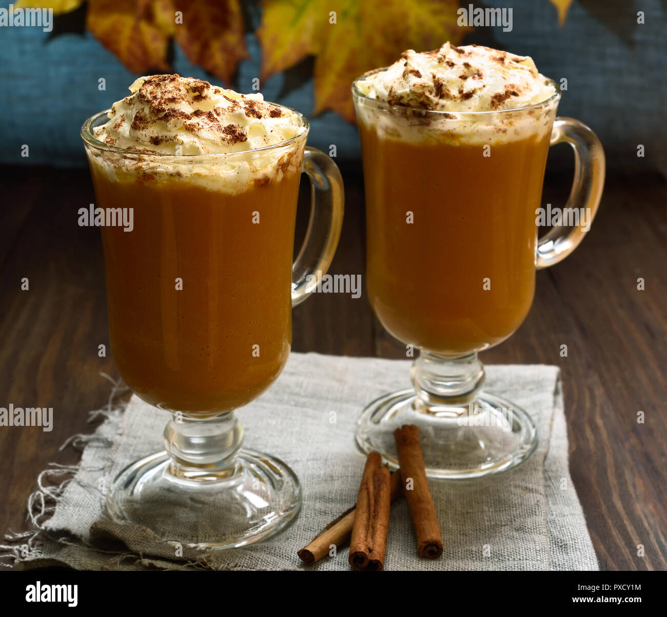Heißes Gemüse Getränk. Kürbis Latte mit Sahne und Zimt in Gläsern Stockfoto