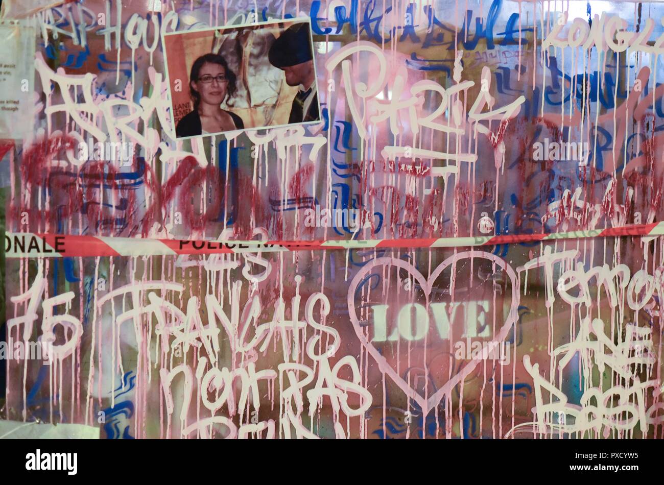 November 22, 2015 - Paris, Frankreich: die Menschen Gedenken an die Opfer des 13. November Terroranschläge mit Kerzen, Zeichnungen, Straßenkunst, und Bilder von den Toten mit improvisierten Gedenkstätte in der Nähe der Bataclan. Des Fotos des victimes des attaques terroristes du 13 Novembre 2015 sind posees au Milieu de fleurs Le Long d'un Memorial improvisieren square Le Bataclan, a proximite de la Salle de Concert ou 90 personnes ont ete massacrees. Le chef de la France Insoumise, Jean-Luc Melenchon, lors d'un-Sitzung geant organisieren Place de la Republique Paris dans le cadre de la campagne presidentielle 2017. Stockfoto