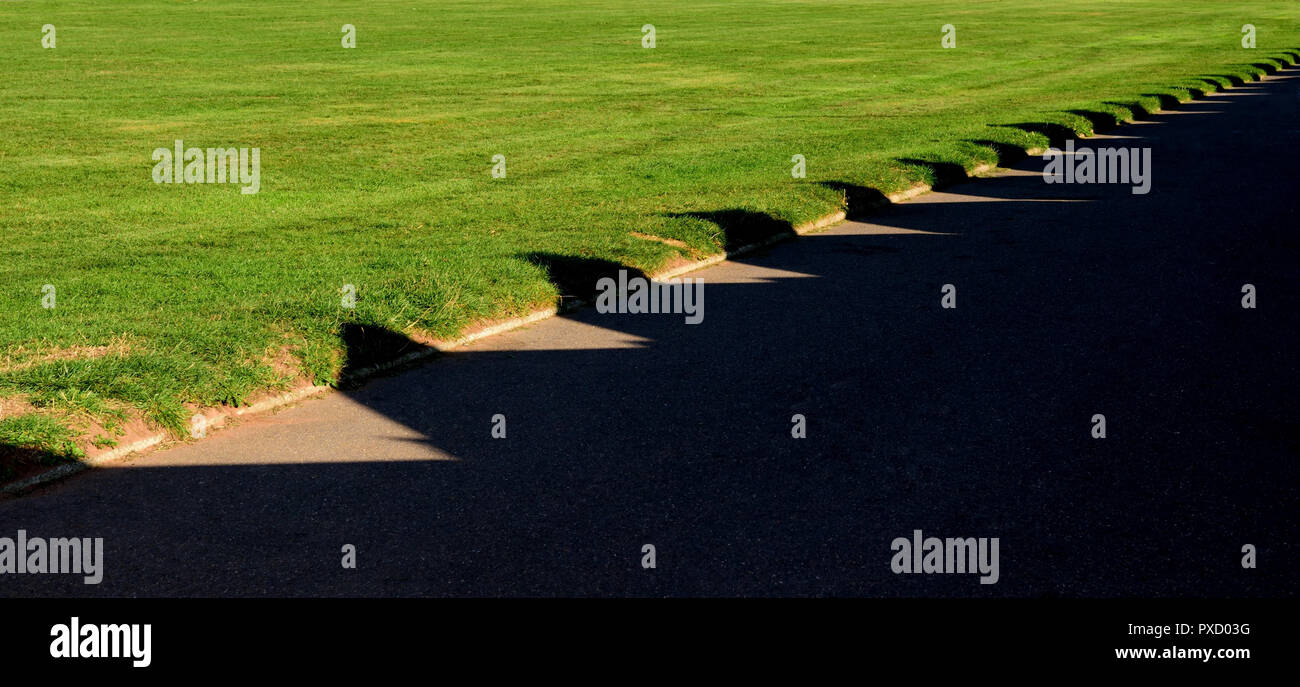 Shadow Muster, die durch eine Linie von Strandhütten erstellt. Stockfoto
