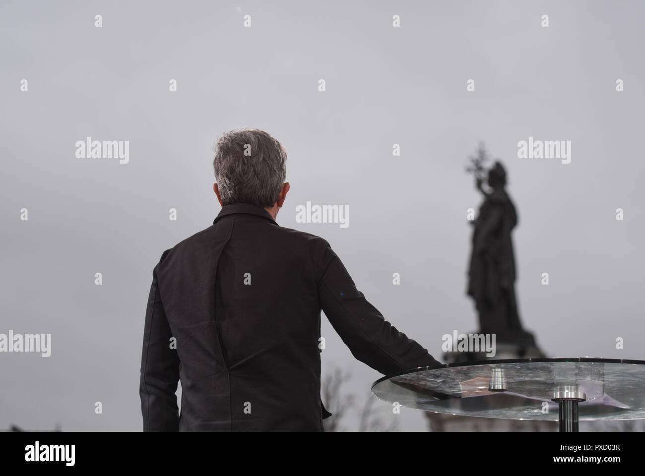 März 18, 2017 - Paris, Frankreich: Far-Left leader Jean-Luc Melenchon Adressen seine Anhänger während einer Wahlkampfveranstaltung in Place de la Republique. Mehr als 100 000 Menschen nehmen an seinen März für eine Sechste Republik zwischen Bastille und Republique in Paris, fünf Wochen vor der ersten Runde der französischen Präsidentschaftswahlen. Le chef de la France Insoumise, Jean-Luc Melenchon, lors d'un-Sitzung geant organisieren Place de la Republique Paris dans le cadre de la campagne presidentielle 2017. *** Frankreich/KEINE VERKÄUFE IN DEN FRANZÖSISCHEN MEDIEN *** Stockfoto