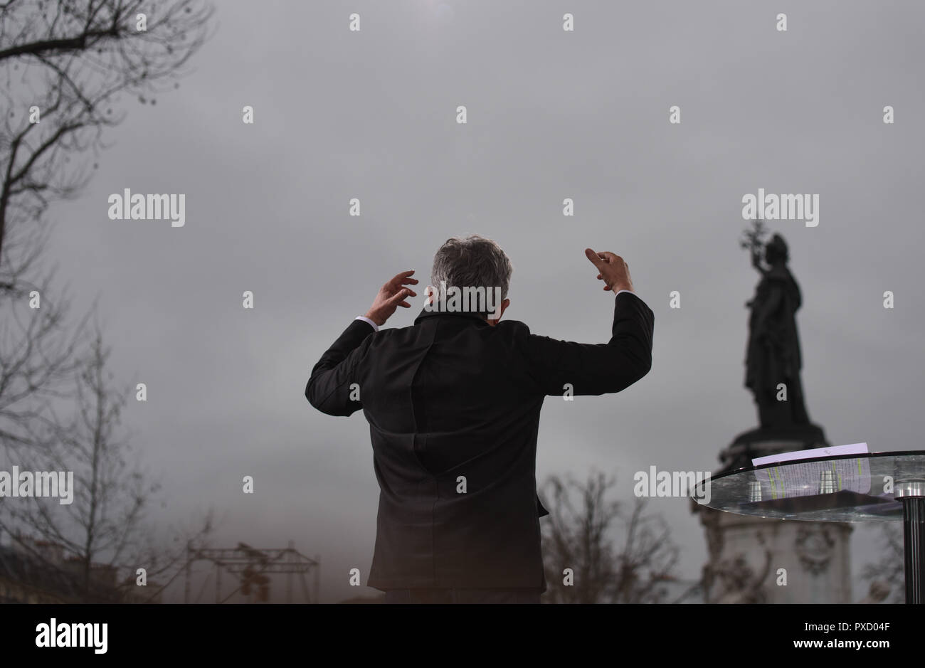 März 18, 2017 - Paris, Frankreich: Far-Left leader Jean-Luc Melenchon Adressen seine Anhänger während einer Wahlkampfveranstaltung in Place de la Republique. Mehr als 100 000 Menschen nehmen an seinen März für eine Sechste Republik zwischen Bastille und Republique in Paris, fünf Wochen vor der ersten Runde der französischen Präsidentschaftswahlen. Le chef de la France Insoumise, Jean-Luc Melenchon, lors d'un-Sitzung geant organisieren Place de la Republique Paris dans le cadre de la campagne presidentielle 2017. *** Frankreich/KEINE VERKÄUFE IN DEN FRANZÖSISCHEN MEDIEN *** Stockfoto