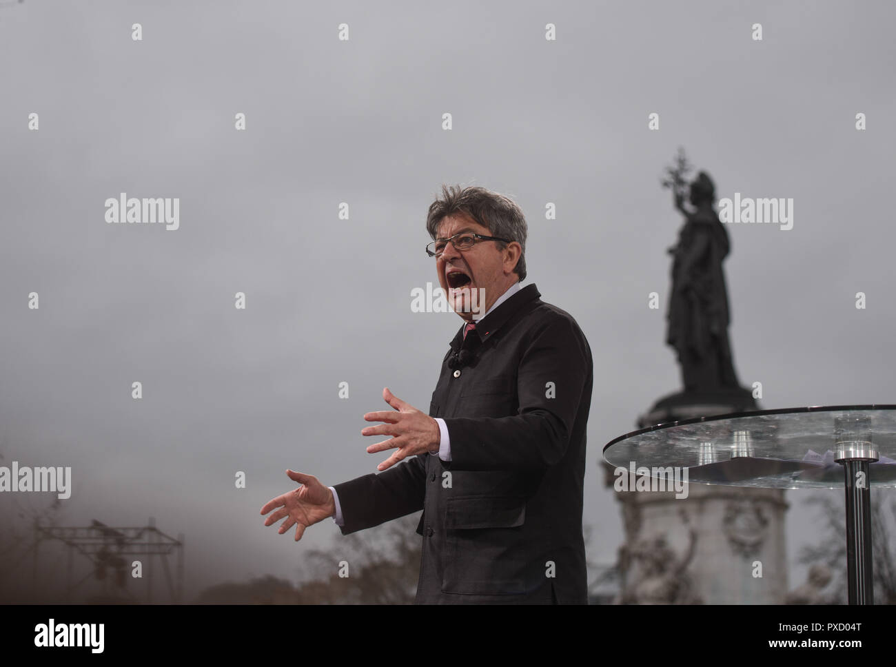 März 18, 2017 - Paris, Frankreich: Far-Left leader Jean-Luc Melenchon Adressen seine Anhänger während einer Wahlkampfveranstaltung in Place de la Republique. Mehr als 100 000 Menschen nehmen an seinen März für eine Sechste Republik zwischen Bastille und Republique in Paris, fünf Wochen vor der ersten Runde der französischen Präsidentschaftswahlen. Le chef de la France Insoumise, Jean-Luc Melenchon, lors d'un-Sitzung geant organisieren Place de la Republique Paris dans le cadre de la campagne presidentielle 2017. *** Frankreich/KEINE VERKÄUFE IN DEN FRANZÖSISCHEN MEDIEN *** Stockfoto