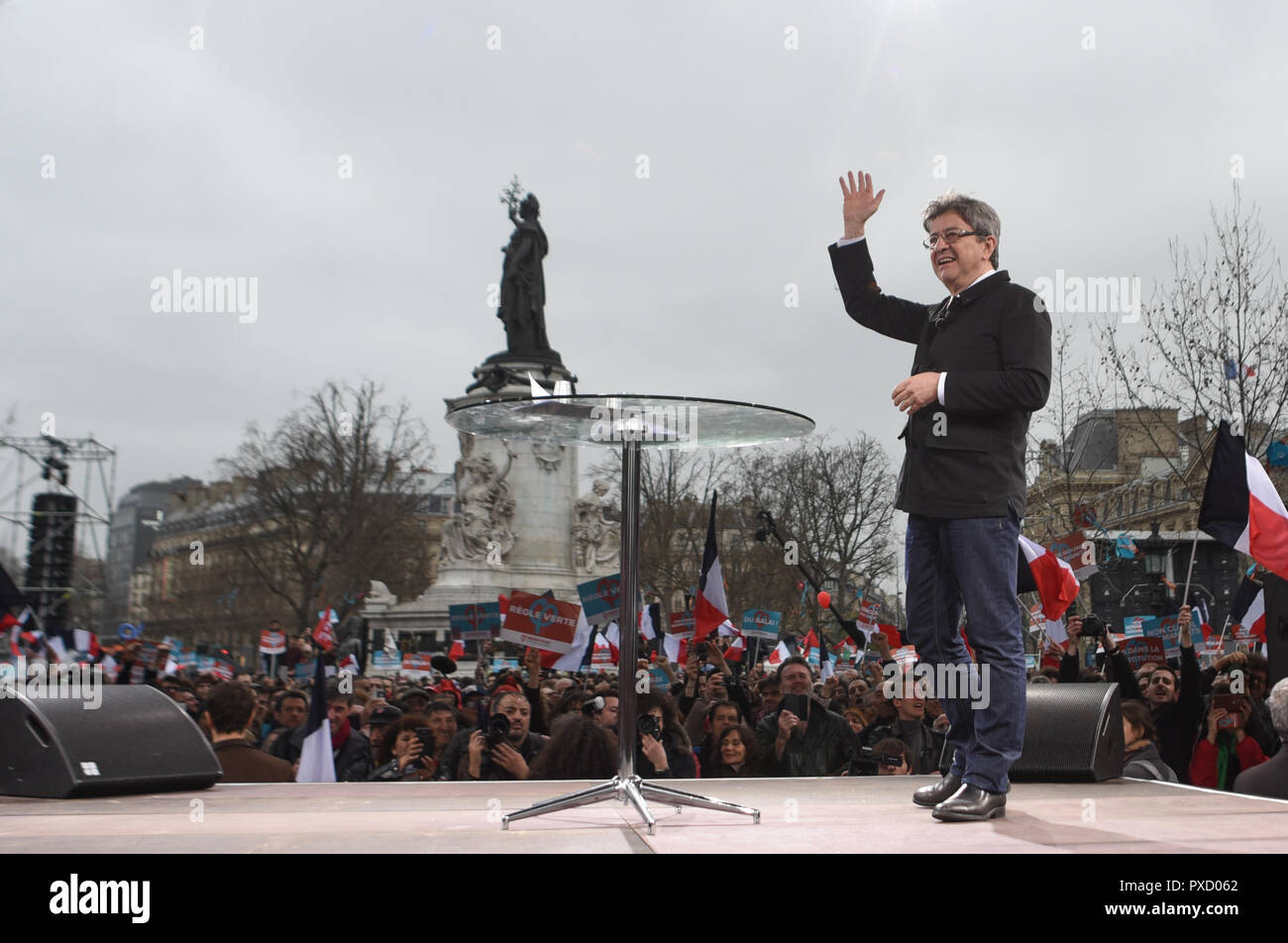 März 18, 2017 - Paris, Frankreich: Far-Left leader Jean-Luc Melenchon Adressen seine Anhänger während einer Wahlkampfveranstaltung in Place de la Republique. Mehr als 100 000 Menschen nehmen an seinen März für eine Sechste Republik zwischen Bastille und Republique in Paris, fünf Wochen vor der ersten Runde der französischen Präsidentschaftswahlen. Le chef de la France Insoumise, Jean-Luc Melenchon, lors d'un-Sitzung geant organisieren Place de la Republique Paris dans le cadre de la campagne presidentielle 2017. *** Frankreich/KEINE VERKÄUFE IN DEN FRANZÖSISCHEN MEDIEN *** Stockfoto