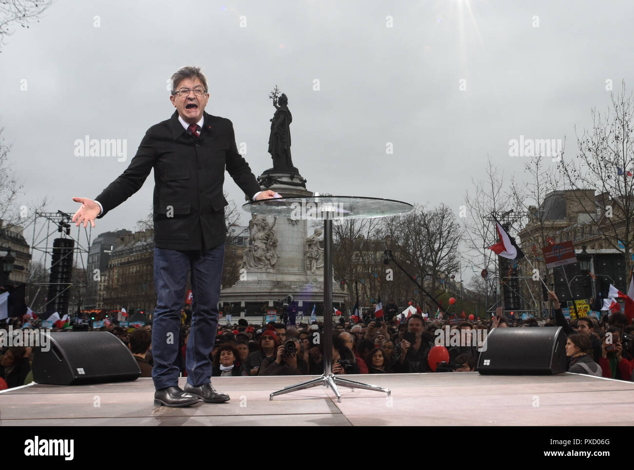 März 18, 2017 - Paris, Frankreich: Far-Left leader Jean-Luc Melenchon Adressen seine Anhänger während einer Wahlkampfveranstaltung in Place de la Republique. Mehr als 100 000 Menschen nehmen an seinen März für eine Sechste Republik zwischen Bastille und Republique in Paris, fünf Wochen vor der ersten Runde der französischen Präsidentschaftswahlen. Le chef de la France Insoumise, Jean-Luc Melenchon, lors d'un-Sitzung geant organisieren Place de la Republique Paris dans le cadre de la campagne presidentielle 2017. *** Frankreich/KEINE VERKÄUFE IN DEN FRANZÖSISCHEN MEDIEN *** Stockfoto