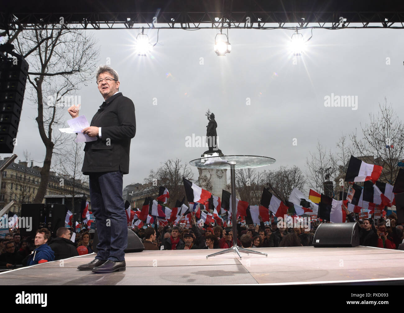 März 18, 2017 - Paris, Frankreich: Far-Left leader Jean-Luc Melenchon Adressen seine Anhänger während einer Wahlkampfveranstaltung in Place de la Republique. Mehr als 100 000 Menschen nehmen an seinen März für eine Sechste Republik zwischen Bastille und Republique in Paris, fünf Wochen vor der ersten Runde der französischen Präsidentschaftswahlen. Le chef de la France Insoumise, Jean-Luc Melenchon, lors d'un-Sitzung geant organisieren Place de la Republique Paris dans le cadre de la campagne presidentielle 2017. *** Frankreich/KEINE VERKÄUFE IN DEN FRANZÖSISCHEN MEDIEN *** Stockfoto