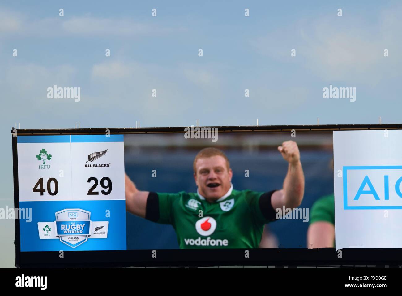 Ein Bild von Sean Cronin neben der Score des Irland v Neuseeland Rugby Match in Chicago feiert im November 2016. Stockfoto