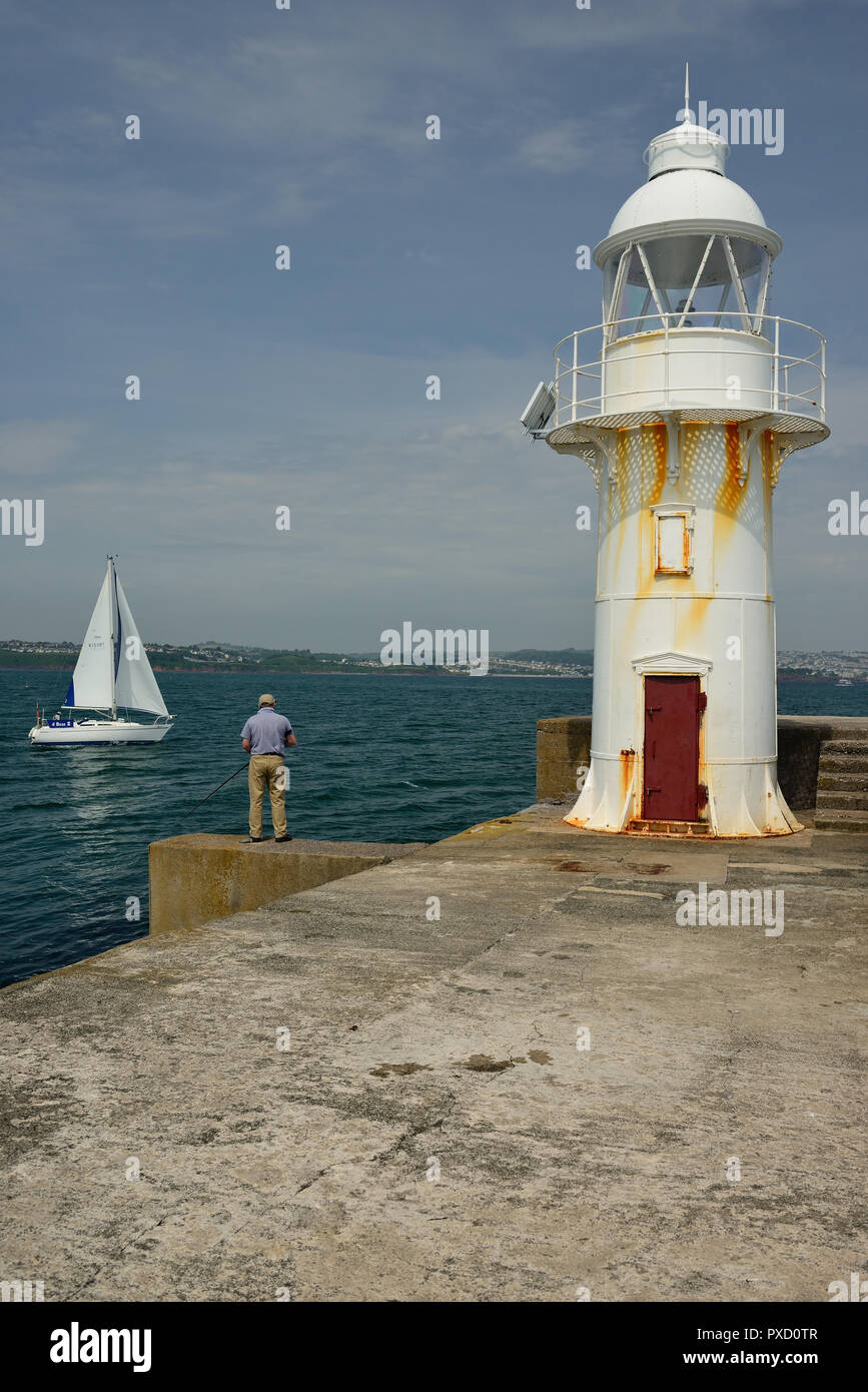 Leuchtturm am Ende der Hafenmauer in Brixham. Stockfoto