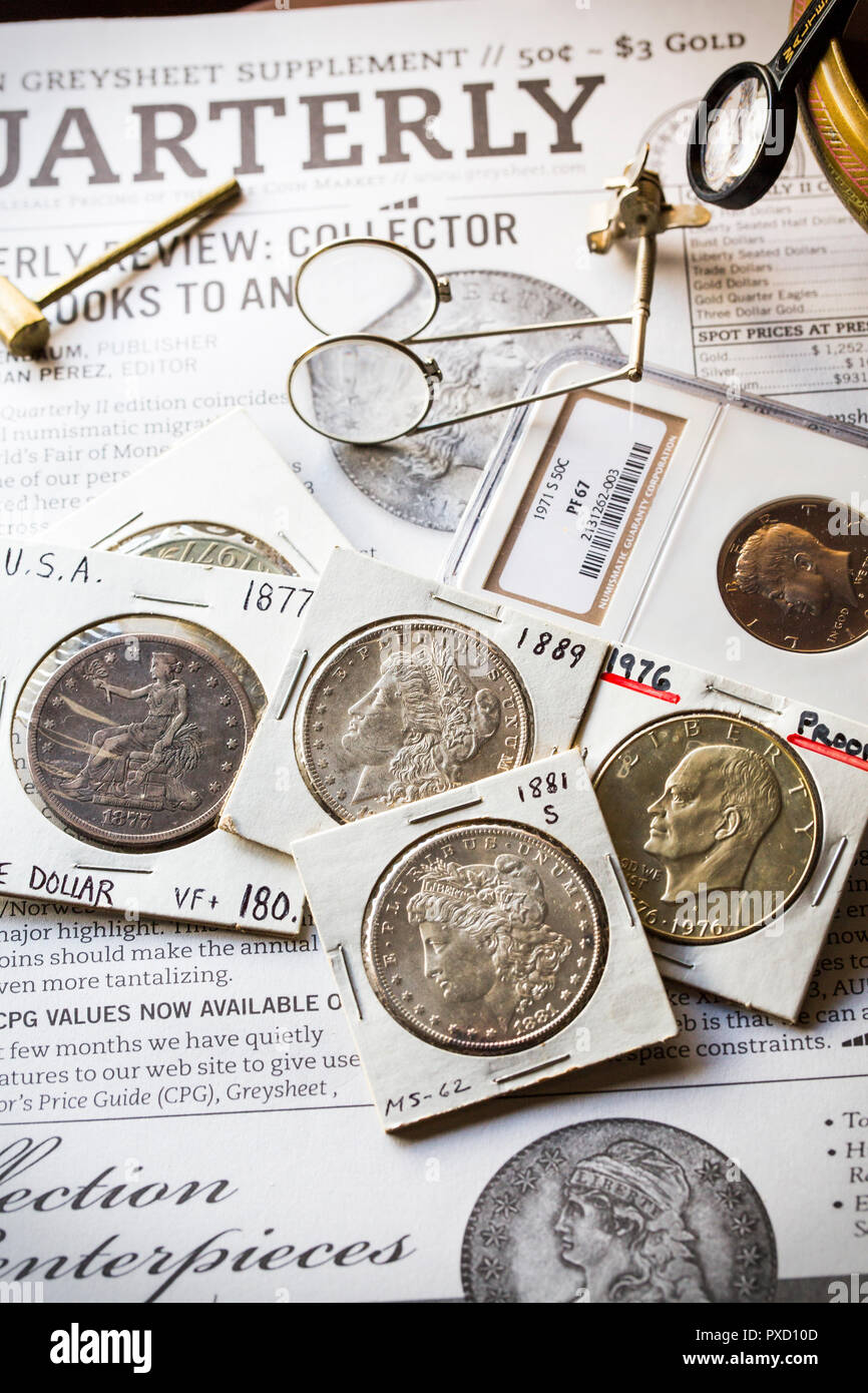Numismatische Münzen Sammler-Trade Dollar - Morgan Dollar - Ike Dollar - Kenney Hälfte auf Zurück Statik der vierteljährlichen Grau Blatt Stockfoto