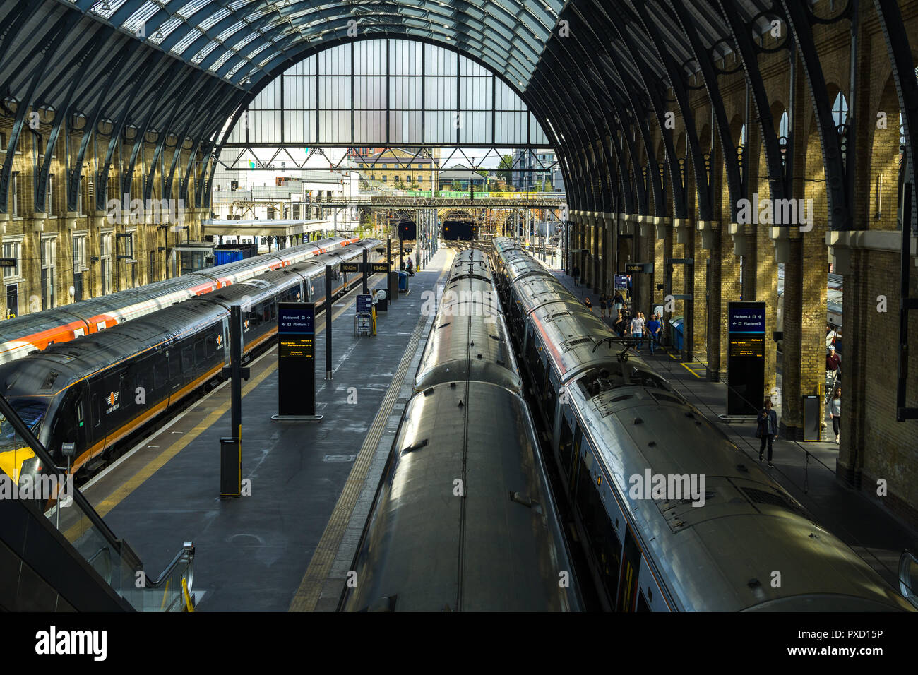 Blick auf den wichtigsten Plattformen in King's Cross Bahnhof mit Zügen und Pendler, London, UK Stockfoto