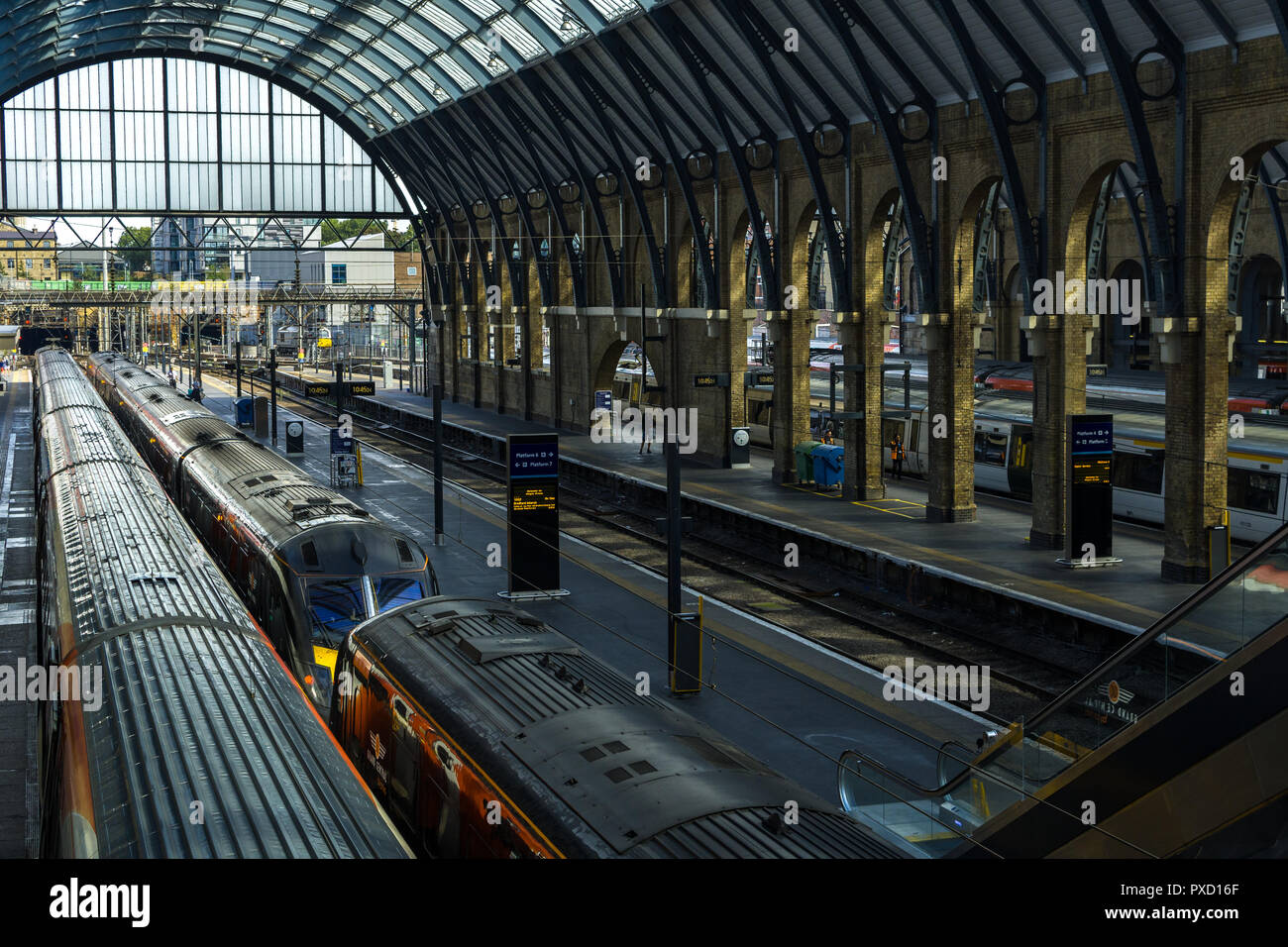 Blick auf den wichtigsten Plattformen in King's Cross Bahnhof mit Zügen an Plattformen, London, UK Stockfoto