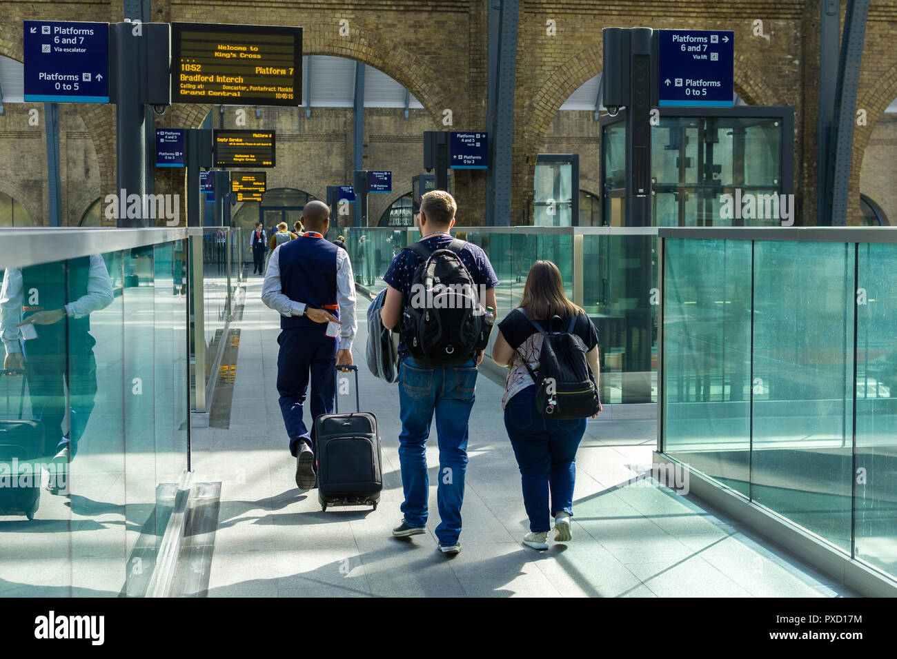 Pendler Spaziergang entlang der Verbindungsbrücke am Bahnhof King's Cross, London, UK Stockfoto