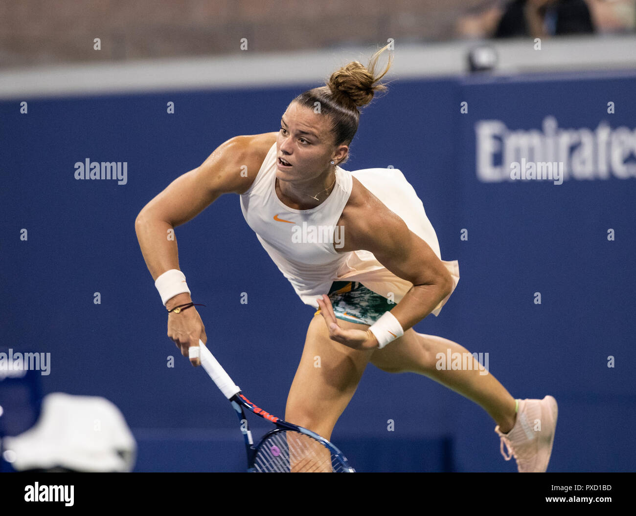 New York, NY - 29. August 2018: Maria Sakkari von Griechenland dient während der US Open 2018 2. runde Spiel gegen Sofia Kenin der USA an USTA Billie Jean King National Tennis Center Stockfoto