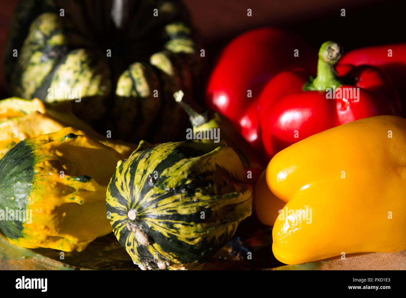 Bunter Mix aus Gemüse: Gelbe und grüne Flasche, Kürbisse, Rote und gelbe Paprika Stockfoto