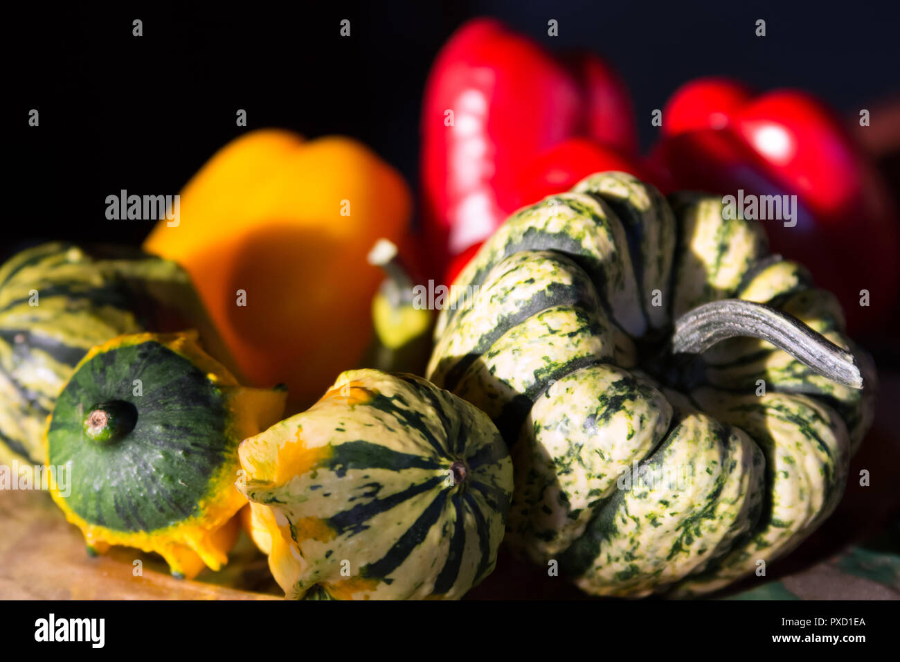 Bunter Mix aus Gemüse: Gelbe und grüne Flasche Kürbisse und Rote und gelbe Paprika Stockfoto