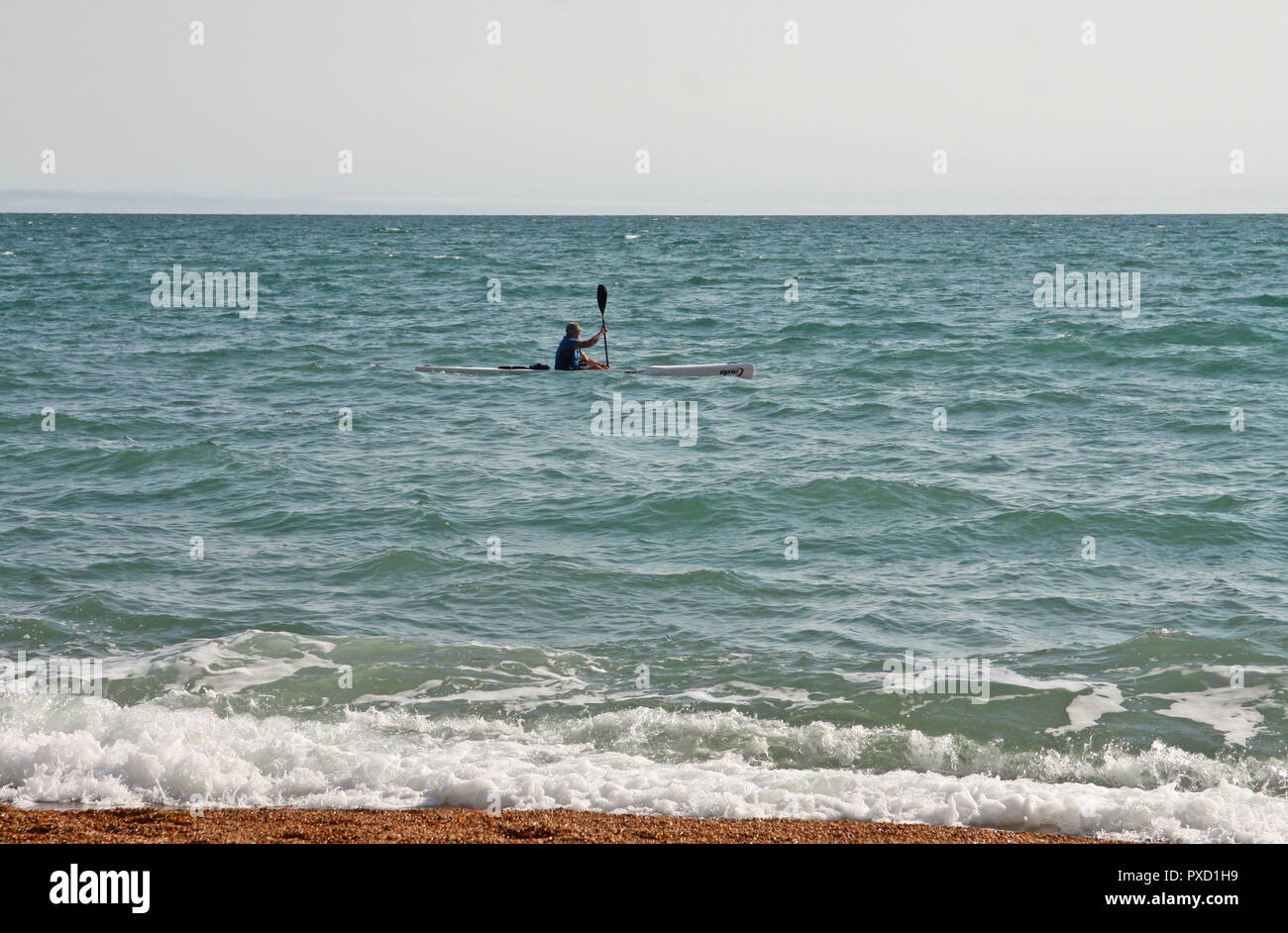 Kayaker im Englischen Kanal, South Devon, England, Großbritannien Stockfoto