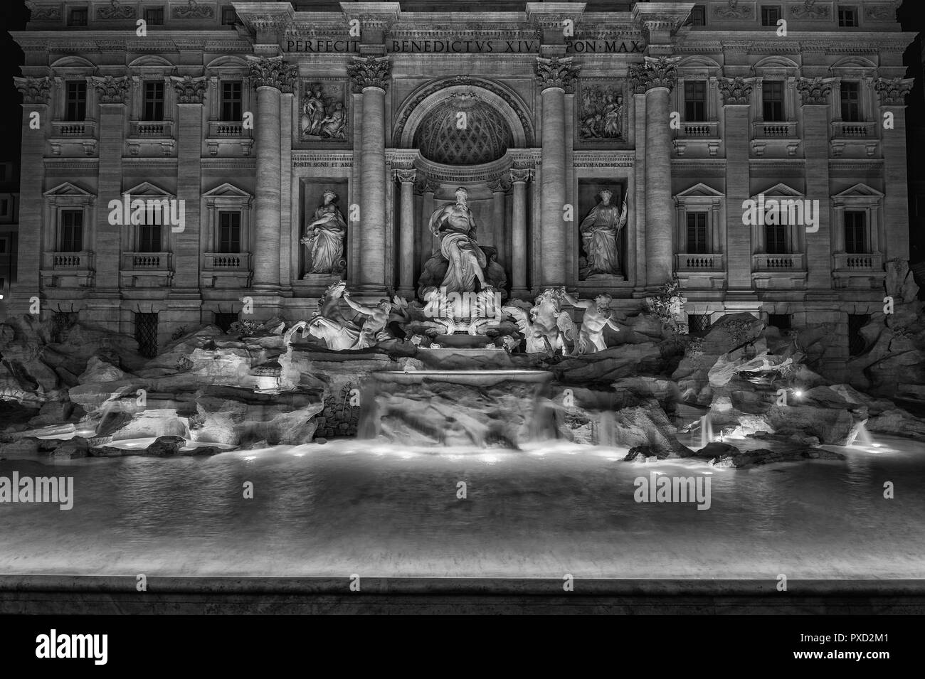 Schönen Trevi Brunnen bei Nacht, mit Ozean Gott und tritonen Statuen, im 18. Jh. im historischen Zentrum von Rom (Schwarz und Weiß) Stockfoto