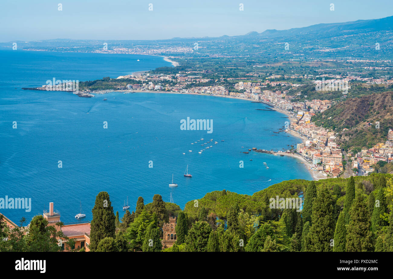 Panoramablick von der antiken griechischen Theater in Taormina. Provinz Messina, Sizilien, Süditalien. Stockfoto