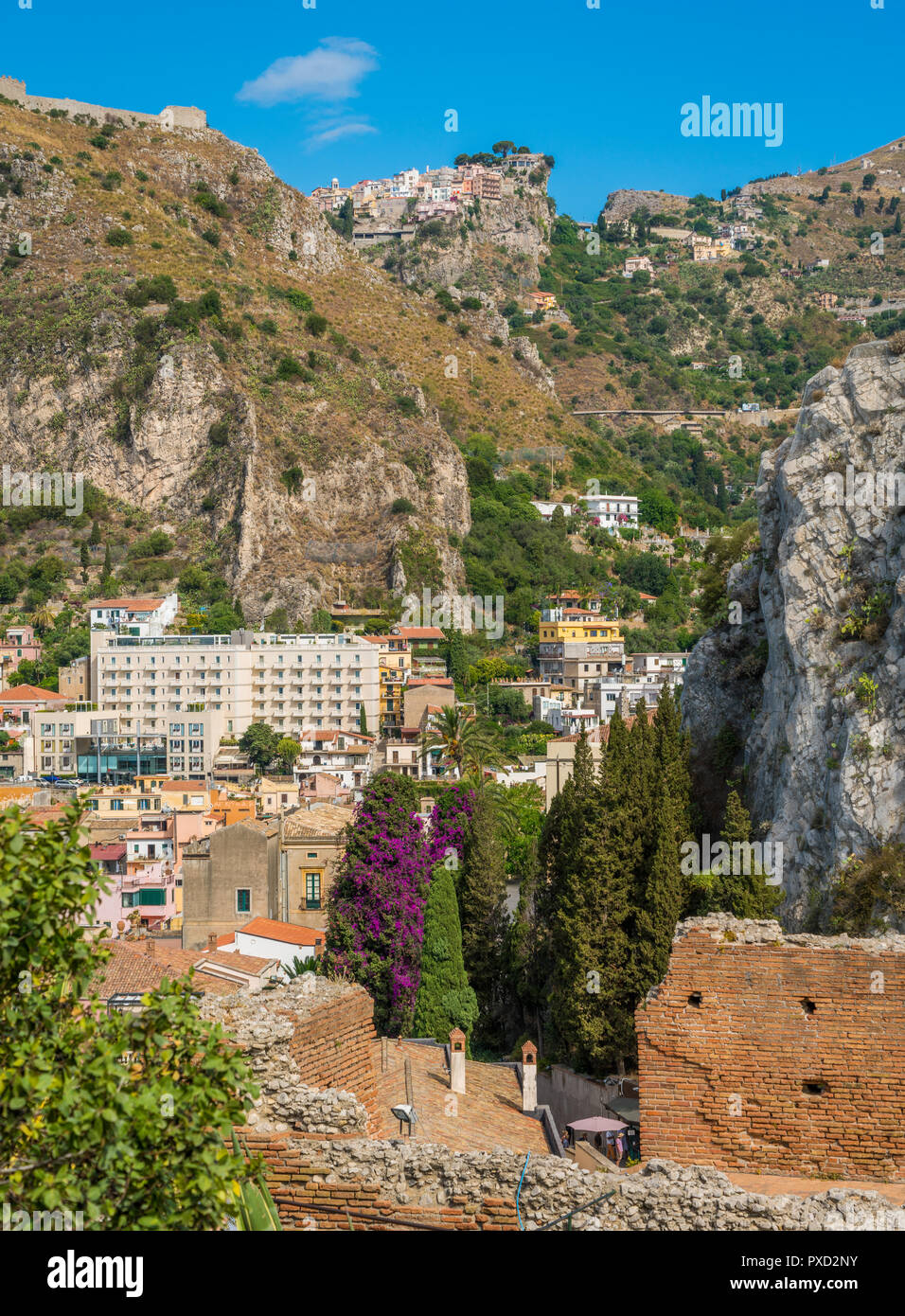 Ruinen der antiken griechischen Theater in Taormina und Castelmola Dorf im Hintergrund. Provinz Messina, Sizilien, Süditalien. Stockfoto