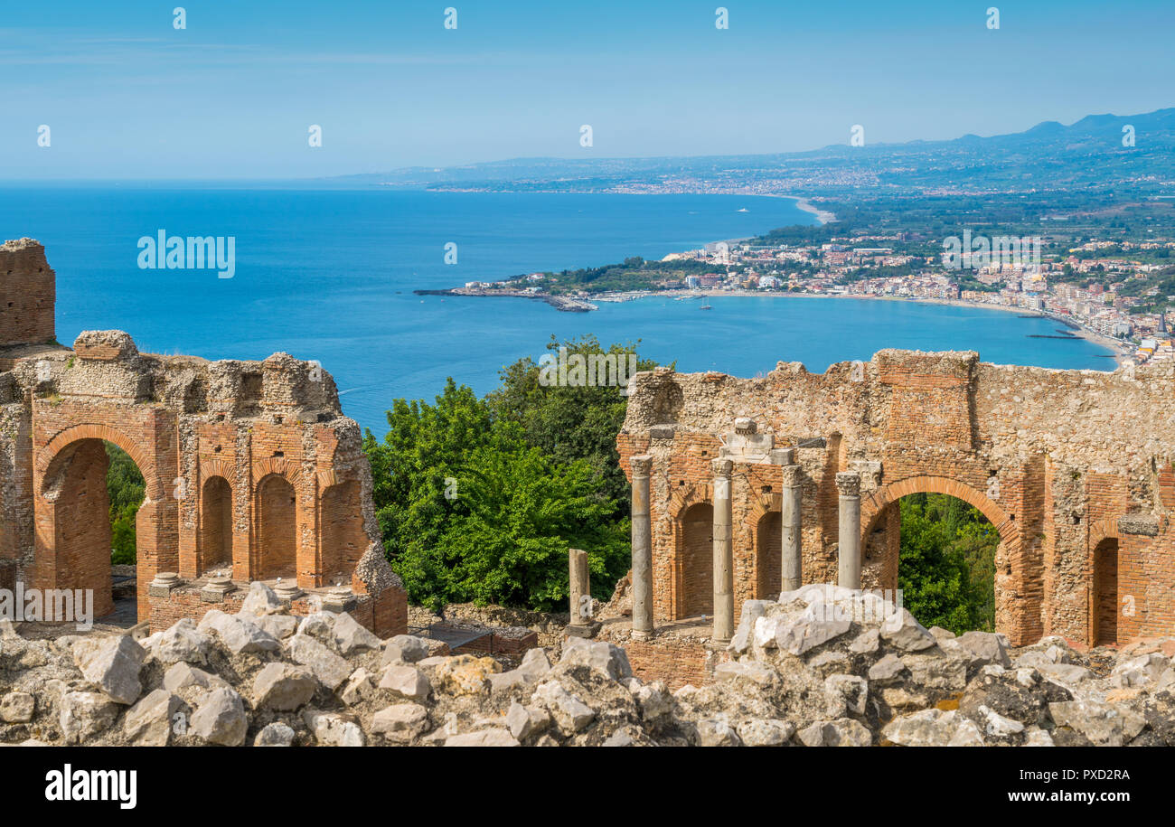 Ruinen der antiken griechischen Theater in Taormina mit der sizilianischen Küste. Provinz Messina, Sizilien, Süditalien. Stockfoto