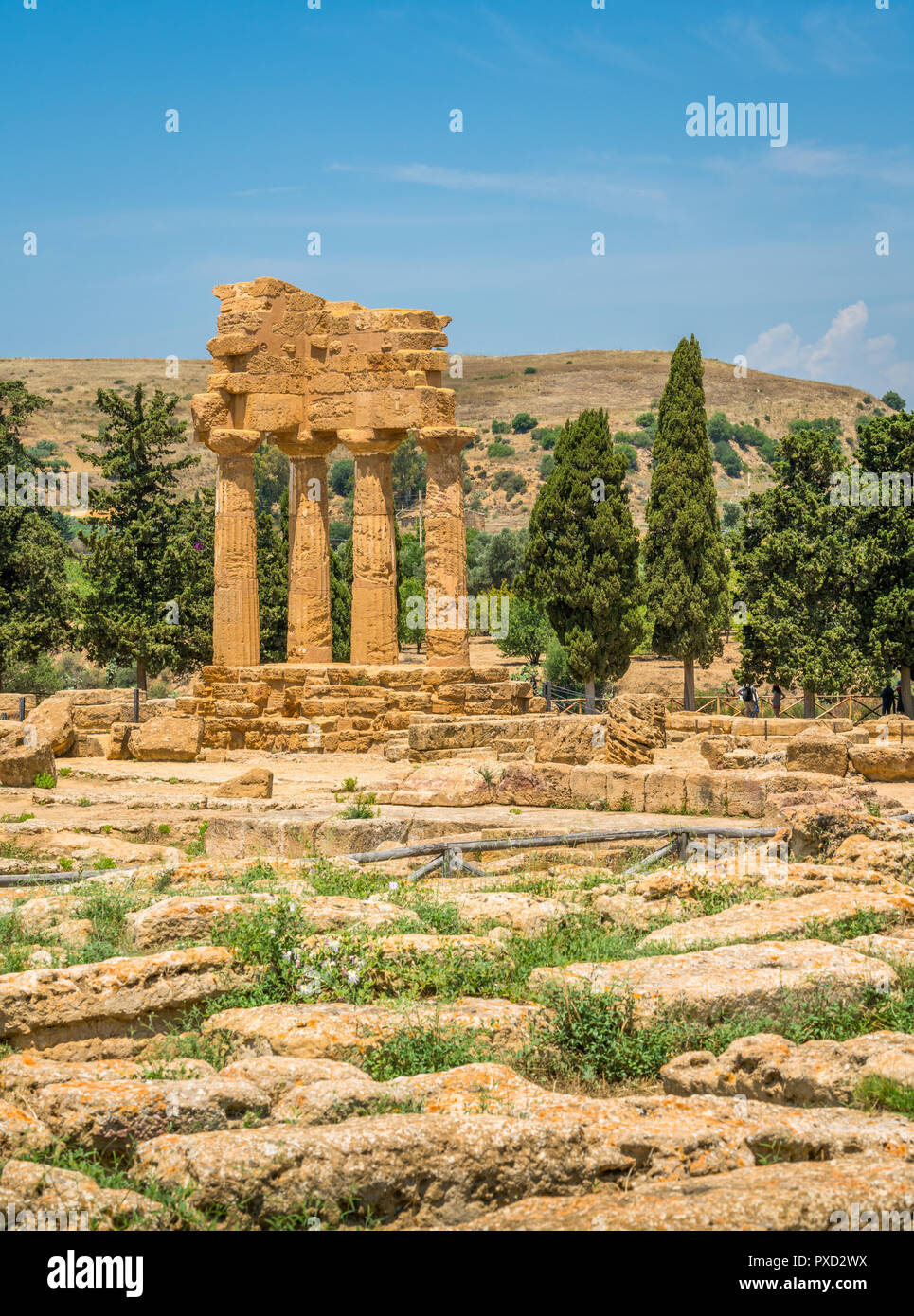 Die Ruinen der Tempel von Castor und Pollux in das Tal der Tempel. Agrigento, Sizilien, Süditalien. Stockfoto