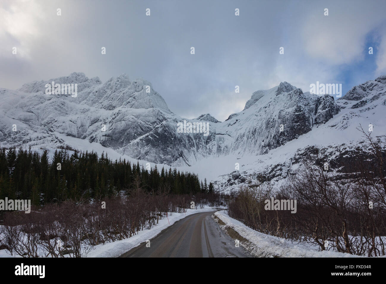 Herrliche Aussicht von nusfjordveien Straße bjorntinden sautinden in Norwegen Gletscher Stockfoto