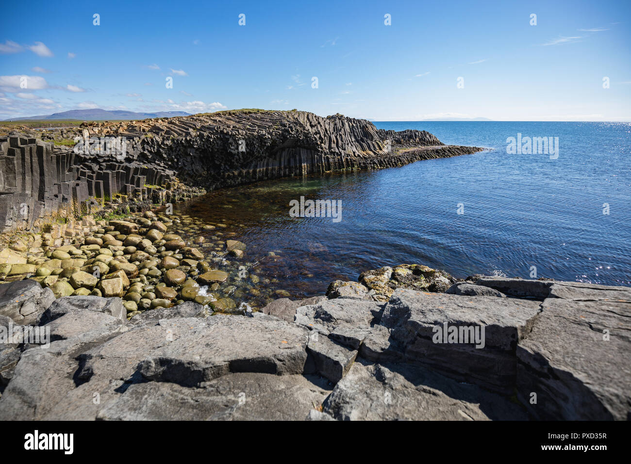 Basaltsteine in verschiedenen Farben auf kalfshamarsvik auf Island Stockfoto