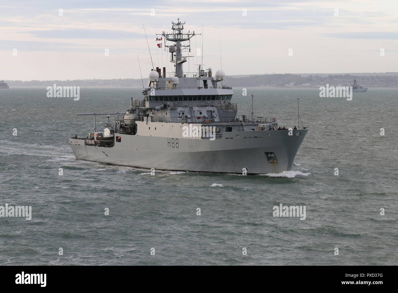 Die Umfrage Schiff HMS Enterprise kommt in Portsmouth, Großbritannien am 13. Oktober 2018 vor seinem Beitritt zu NATO-Übung Trident Punkt in Norwegen Stockfoto