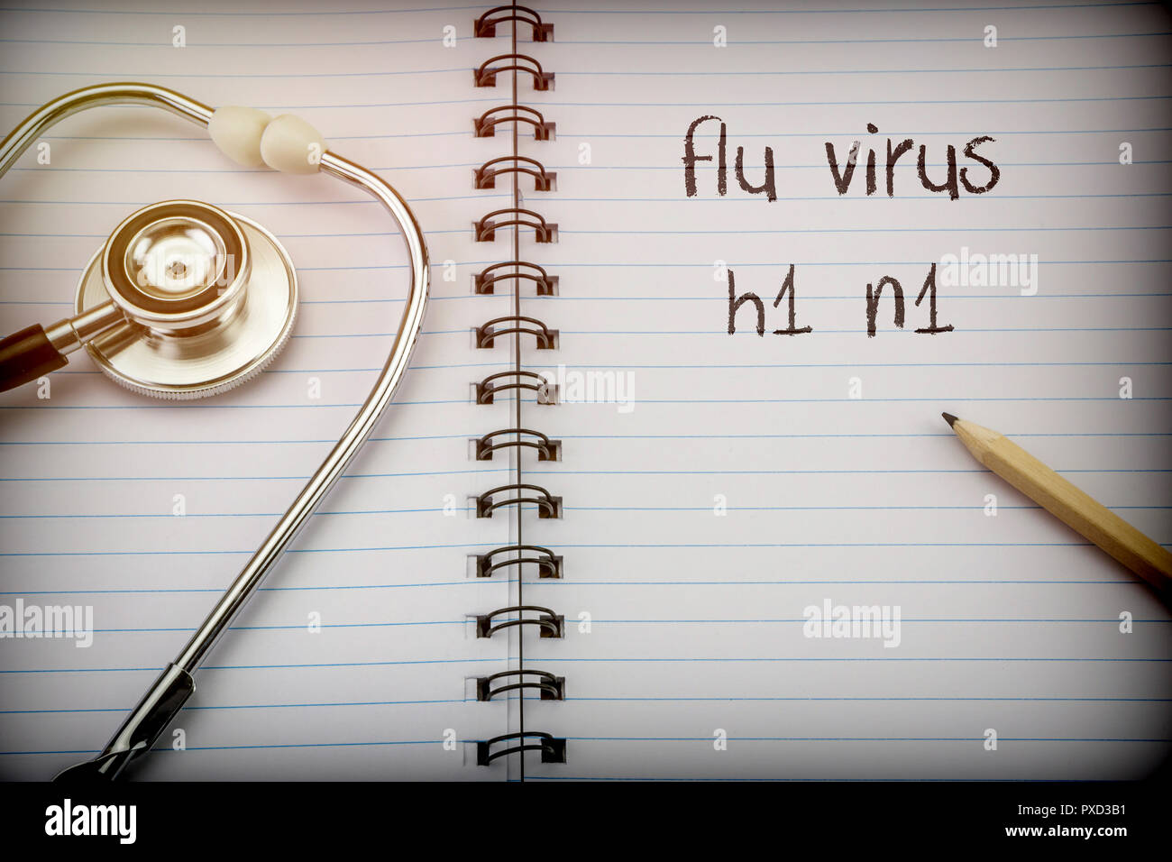 Stethoskop auf Notizbuch und Bleistift mit Vogelgrippe Virus H1N1 Worte als Stockfoto