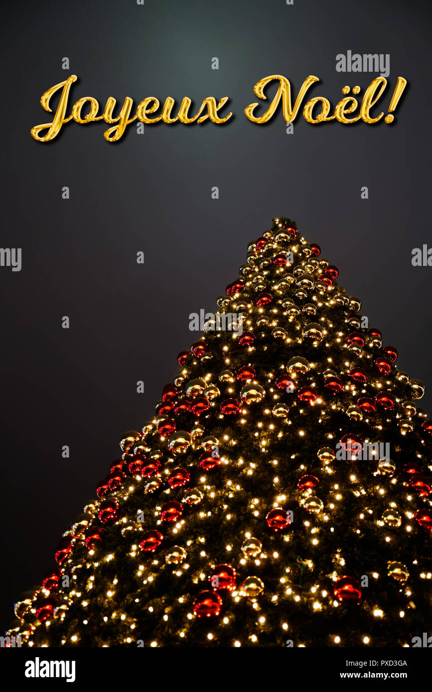 Einen Weihnachtsbaum mit goldenen und roten Dekoration. Der französische Text "Joyeux Noël" bedeutet "Frohe Weihnachten". Der perfekte Urlaub Grußkarte. Stockfoto