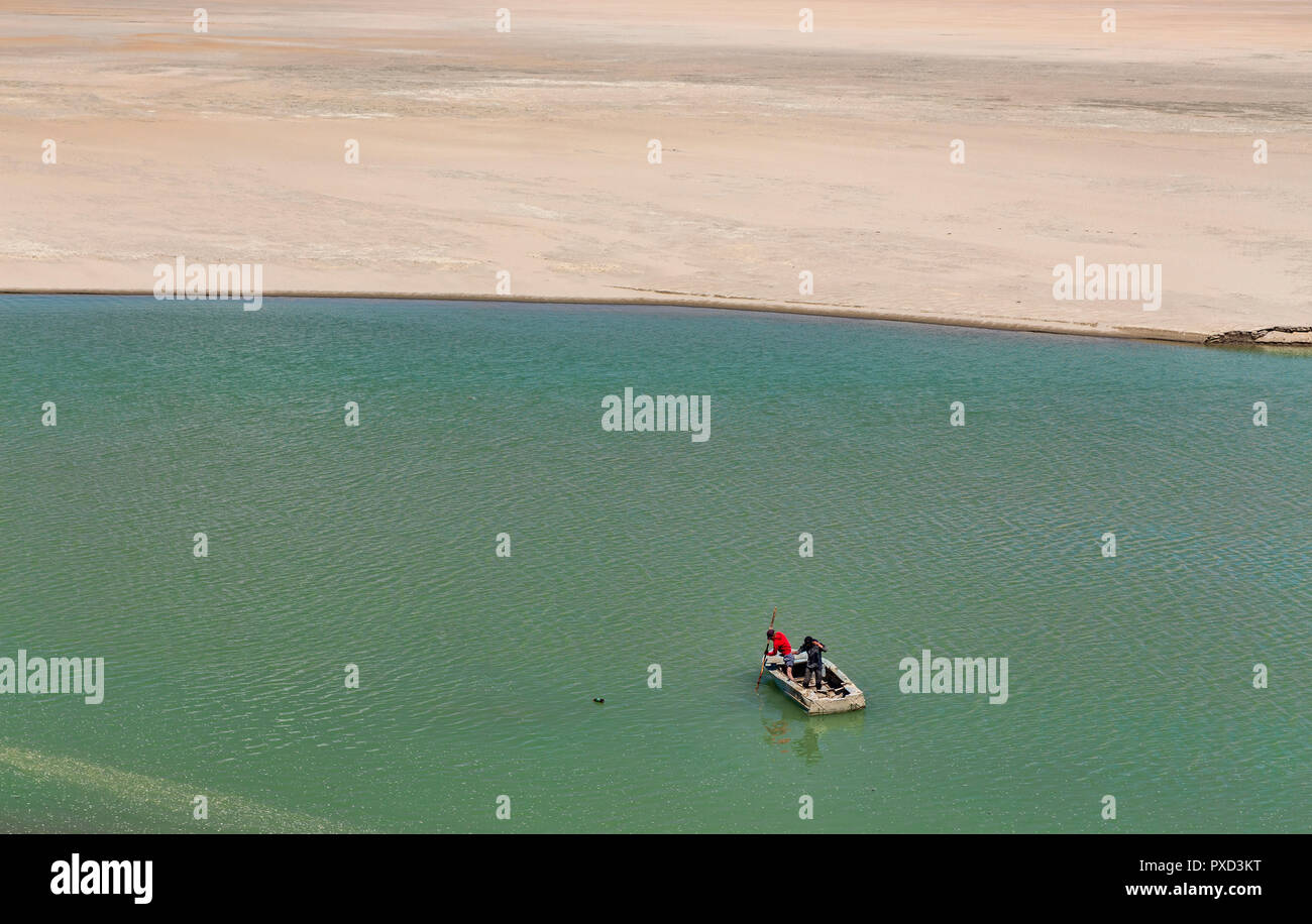 Die lokalen Fischer in einem kleinen Boot am wunderschönen See, Yashilkul Bulunkul, Pamir, Gorno Badachschan Autonome Region, Tadschikistan Stockfoto