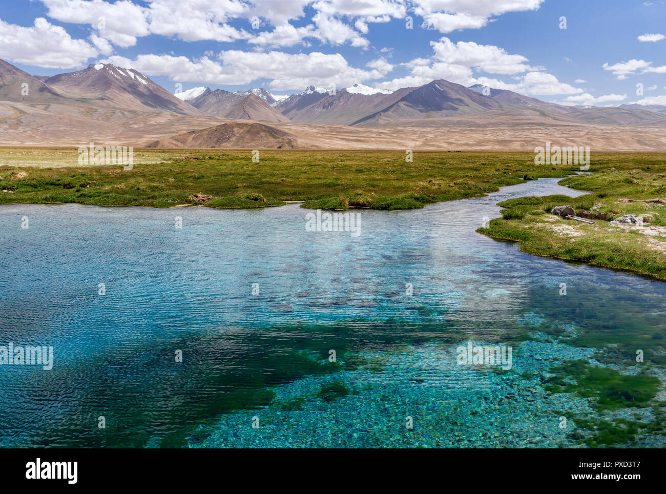 Ak-Balik ist eine heilige Quelle mit klarem, blauen Wasser entlang der Pamir Highway nicht weit von Alichur, Pamir, Gorno-Badakhshan, Tadschikistan befindet. Stockfoto