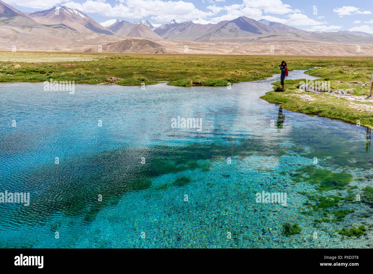 Fotograf bei Ak-Balik ist eine heilige Quelle mit klarem, blauem Wasser entfernt entlang der Pamir Highway nicht weit von Alichur, Pamir, Gorno-Badakhs Stockfoto