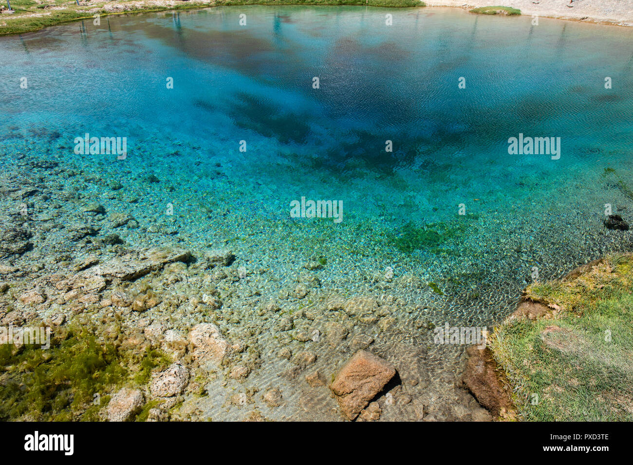 Ak-Balik ist eine heilige Quelle mit klarem, blauen Wasser entlang der Pamir Highway nicht weit von Alichur, Pamir, Gorno-Badakhshan, Tadschikistan befindet. Stockfoto