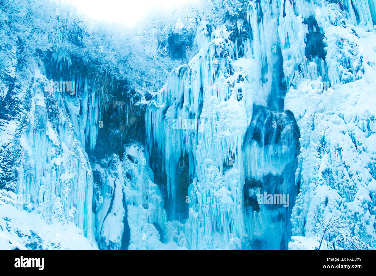 Kroatien, Plitivice, gefrorene Wasserfälle im Winter in der Natur Park Plitvicka jezera Stockfoto