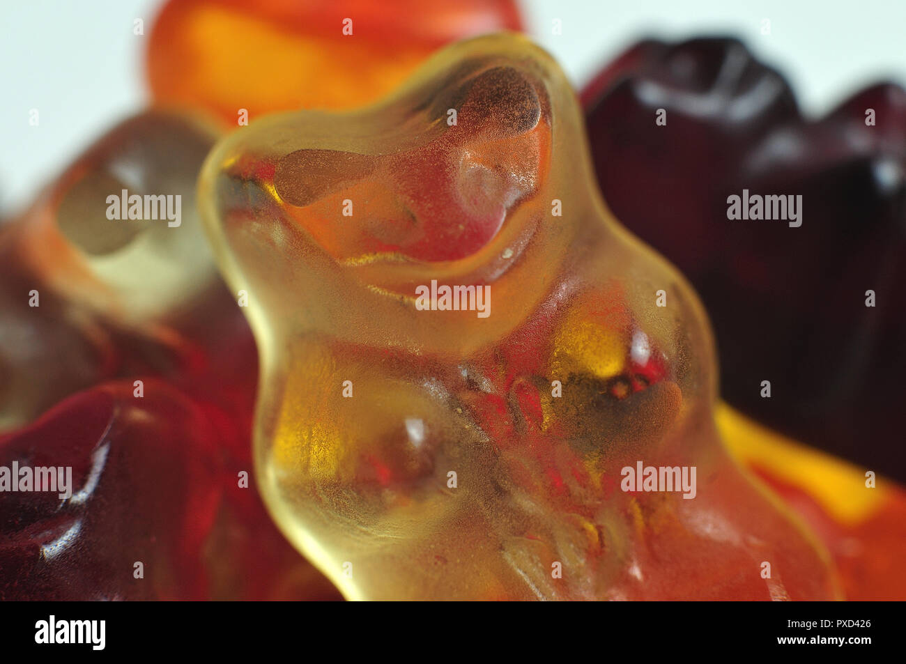 Makrofotografie eines weißen Gummibärchen, Detail von einem Haufen Fruchtgummi Bonbons Stockfoto