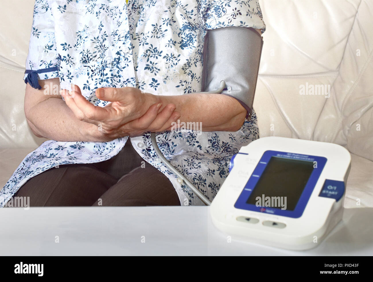 Blutdruckmessgerät Blutdruckmessgerät Rentner Gesundheit Kontrolle Stockfoto