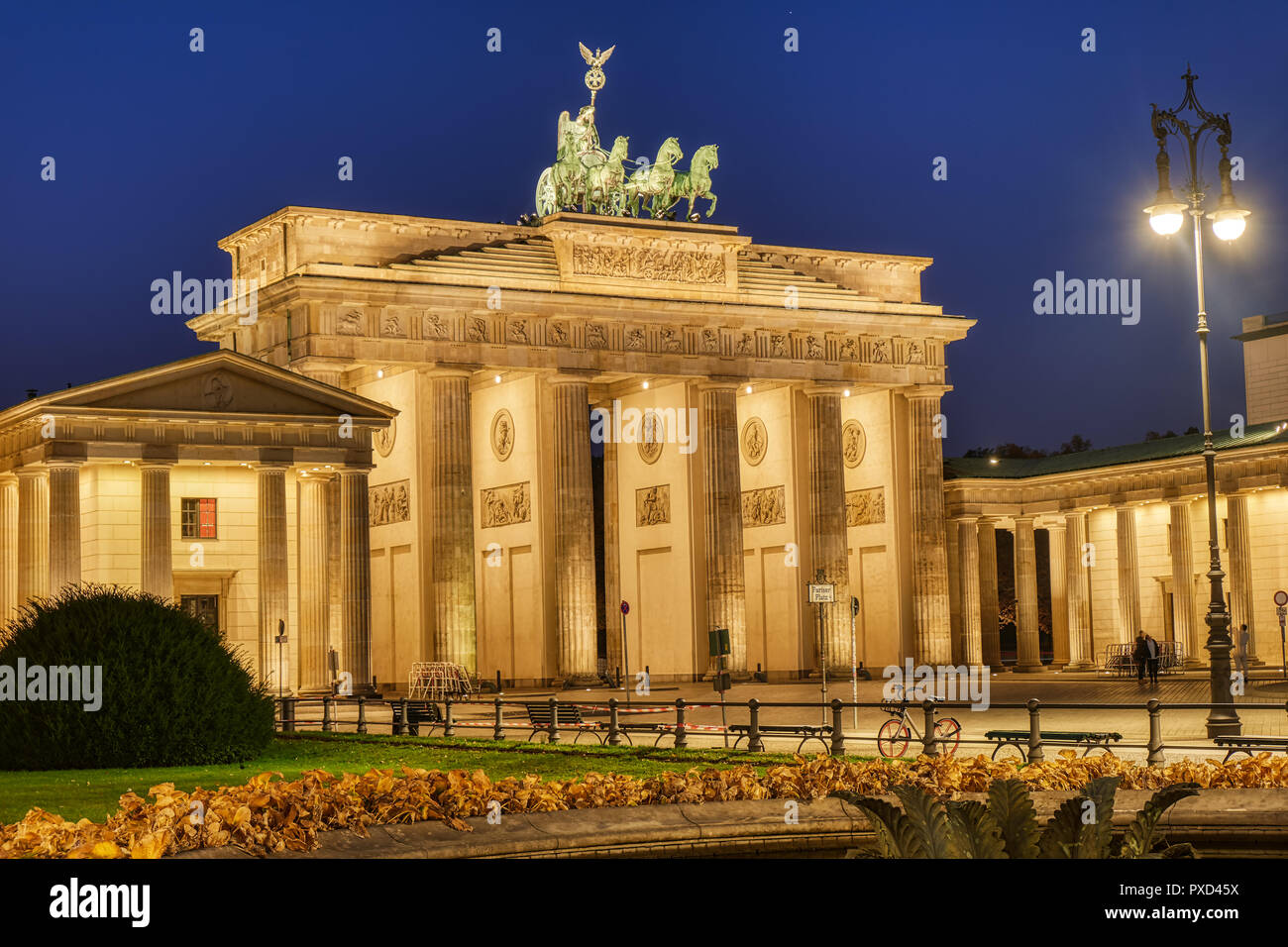 Die wunderschön beleuchtete Brandenburger Tor in Berlin in der Morgendämmerung Stockfoto