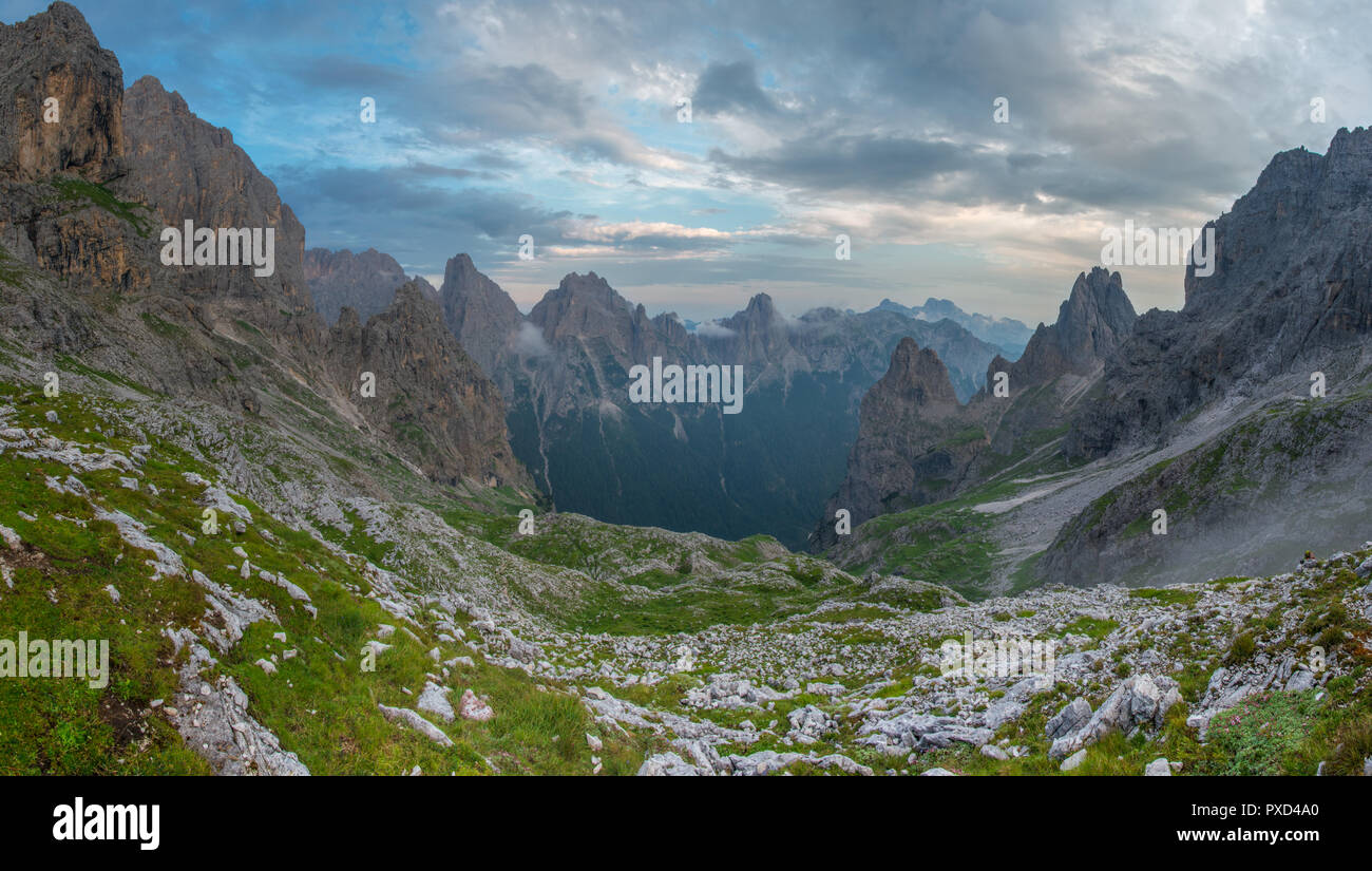 Unheilvolle wolken Signal der Ansatz einer Sommer Sturm in den Bergen. Sonnenuntergang nach einem harten Wanderung. Italienische Alpen scapes. Stockfoto