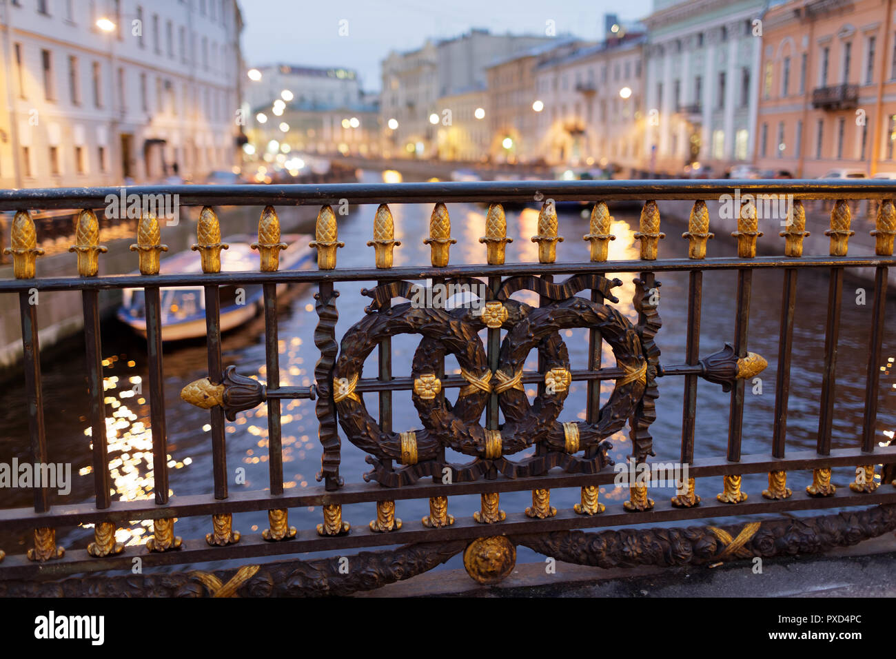 Gusseisen Zaun von bolschoj Konyushenny Brücke in St. Petersburg, Russland Stockfoto